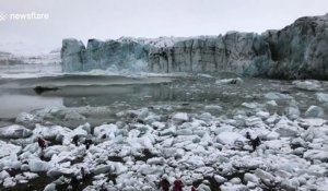 Un glacier s'effondre et force les touristes à se mettre à l'abri en Islande