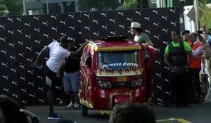 Usain Bolt fait la course contre un moto-taxi à Lima (2)