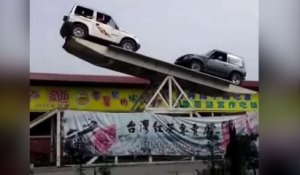 Un spectacle d'équilibre avec deux jeeps !