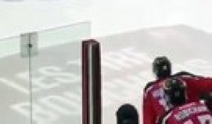 Un arbitre de hockey tombe K.O  en voulant séparer une bagarre