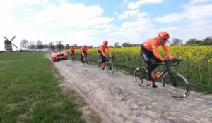 Greg Van Avermaet reconnait le parcours de Paris-Roubaix avec ses coéquipiers