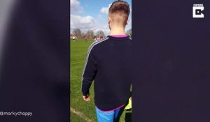 Un footballeur cherche sa balle
