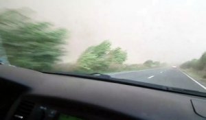 Effrayant : une énorme tempête s'abat sur ce conducteur qui ne voit plus rien