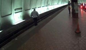Un homme aveugle tombe sur les rails d’un métro, les voyageurs se précipitent à son secours