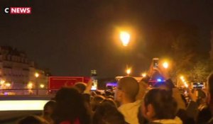 Incendie de Notre-Dame de Paris : les pompiers applaudis par les passants