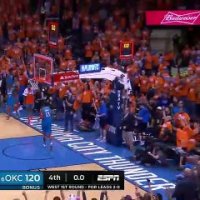 Le dunk arrière de Paul George