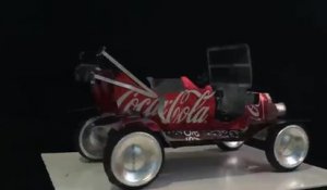 Cet homme fabrique une voiture à partir de canettes de Coca