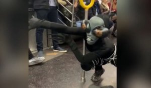 Un alien se balade dans le métro à New York !