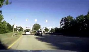 Quand une voiture de police percute une voiture à un carrefour