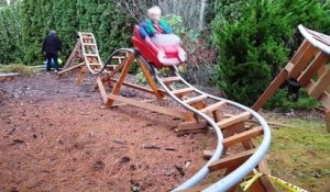Ce papa a fabriqué des montagnes russes pour ses enfants dans son jardin !