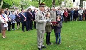 La commune de Sainte Alvère reçoit la croix de guerre, 70 ans après l'avoir obtenue