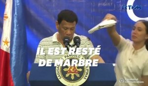 Le président philippin Rodrigo Duterte interrompu par... un énorme cafard