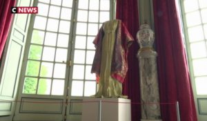 Des robes en papier s'exposent au château de Champs-sur-Marne