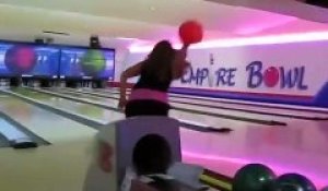 Une femme provoque une énorme fuite d’eau en… lançant une boule de bowling !!