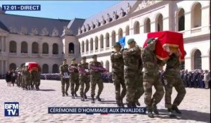 Hommage national: les militaires entonnent "Loin de chez nous" aux Invalides, leur chant d'adieu à Cédric de Pierrepont et Alain Bertoncello