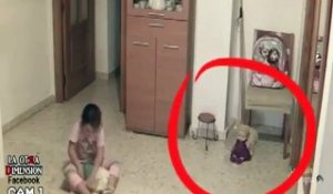 Il filme des phénomènes terrifiants dans la chambre de sa fille... Esprits et fantomes!