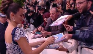 Dès son arrivée à la montée des marches Penélope Cruz vient à la rencontre du public - Cannes 2019
