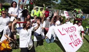 Valence : les infirmiers grévistes de l’hôpital simulent un suicide collectif