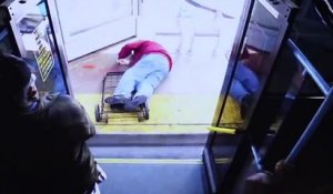 Une femme tue un homme de 75 ans en le poussant hors du bus