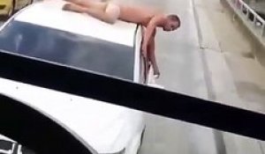 Un mari infidèle défile nu sur le toit de sa voiture pour essayer de se faire pardonner