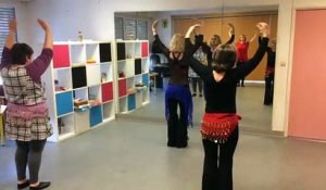 De la danse orientale lors de cours pour adultes au centre social Saint-Roch