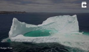 Magnifique : une piscine naturelle dans un iceberg