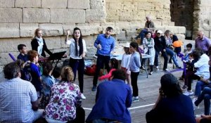 Orange : un cours de chorale pour parents et enfants sur la scène du théâtre antique à l'initiative des Chorégies.