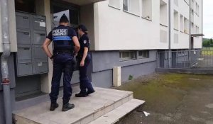 La police patrouille dans le quartier de la Vierge après le meurtre de Zoheir