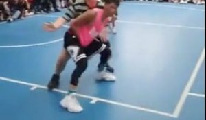 Quand un basketteur humilie son adversaire avec des dribbles... sans ballon !