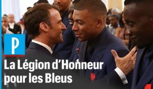 Macron décore les Bleus