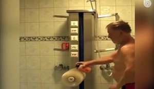 Il s'est installé une station de lavage dans sa douche !