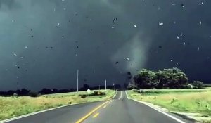 Effrayant :  un conducteur se retrouve confronté à une tornade