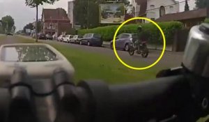 Un motard insulte un cycliste et se fait instant karma