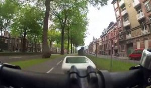 Un scootériste se prend une voiture pendant qu'il insulte un cycliste à Lille