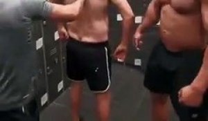 Trop Muscle Ce Bodybuilder Ne Peut Se Gratter Le Dos Sur Orange Videos