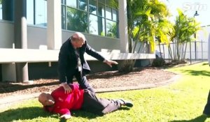Le chef de police de la ville de Queensland  arrête un fuyard en pleine interview