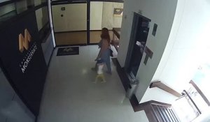 Une maman sauve sa fille d’une chute dans une cage d’escalier