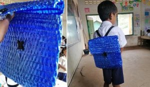 Un père a fabriqué un cartable en plastique à son fils pour qu'il puisse aller à l'école