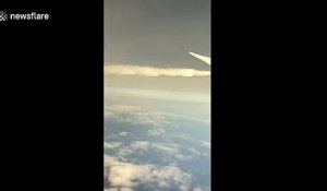 Un avion de ligne décharge son essence en plein ciel au-dessus de la mer avant un atterrissage d'urgence à Los Angeles