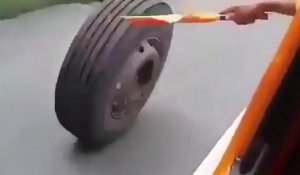 Des patrouilleurs autoroutiers en grosse galère pour récupérer un pneu qui roule tout seul