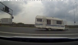 Vacances : il perd sa caravane sur l'autoroute !