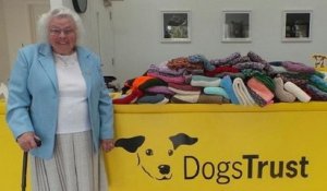 Âgée de 89 ans, elle tricote plus de 400 couvertures et les offre à des chiens de refuge