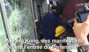Hong Kong: les manifestants brisent les vitres du parlement