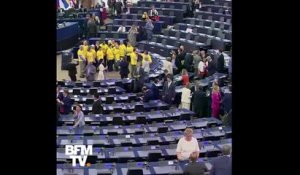 Des députés britanniques arrivent au Parlement européen avec des t-shirts "Stop Brexit"