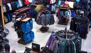Des individus dévalisent un magasin d'habits en quelques secondes (USA)