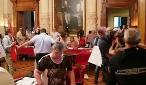 Chambéry : des manifestants expulsés sans ménagement du conseil municipal