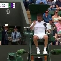 Wimbledon : fatigué, Henri Leconte laisse sa place à l'arbitre
