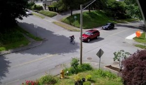 Un cycliste grille un stop et se fait percuter par une voiture