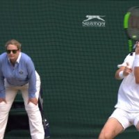 Wimbledon : Mahut à terre après un smash dans l'œil...