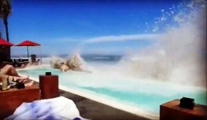 Des vagues énormes viennent détruire une piscine à Bali